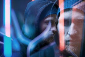 розмитий рух людини в капюшоні 2SXEAVR масштабу 1