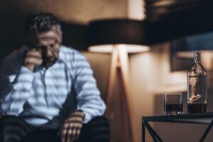 пляшка та склянка з алкоголем на передньому плані - HJYMV49 масштабу 1