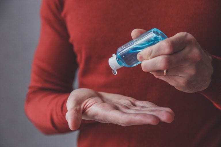 чоловік, який використовує дозатор гелю для дезінфекції рук FFPZ4FC 768x512 1