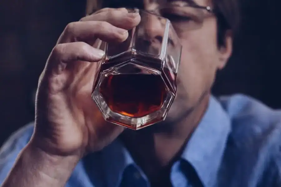 wpływ alkoholu na twarz