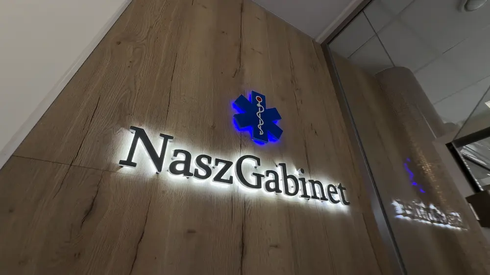 logo neon na ścianie w gabinecie Nasz Gabinet